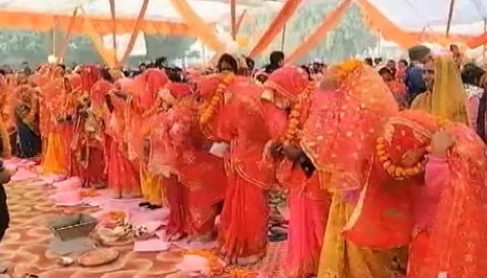 UP Massive Wedding: സമൂഹ വിവാഹത്തില് വിവാഹിതരും!! വരനില്ല, സ്വയം താലി ചാർത്തി വധുക്കള് UP Massive Wedding: സമൂഹ വിവാഹത്തില് വിവാഹിതരും!! വരനില്ല, സ്വയം താലി ചാർത്തി വധുക്കള്