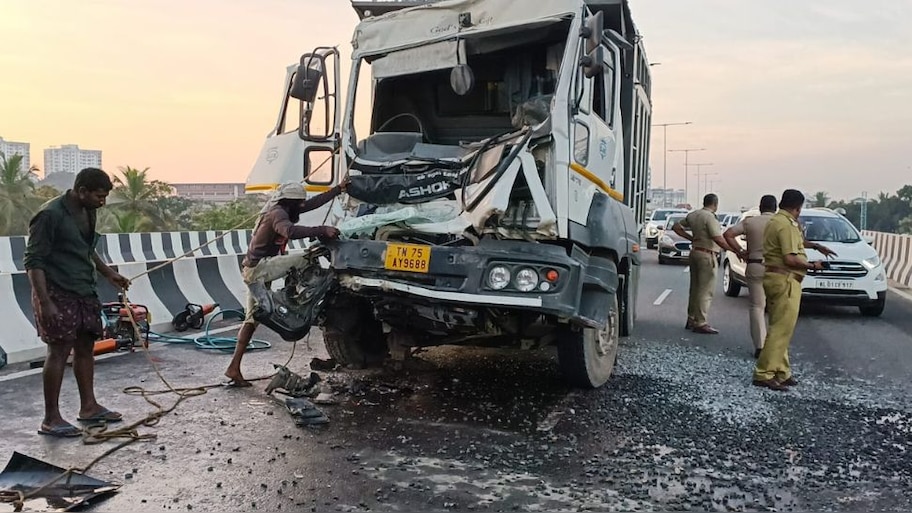Accident: കഴക്കൂട്ടം എലിവേറ്റഡ് ഹൈവേയിൽ ലോറികൾ കൂട്ടിയിടിച്ചു; ഡ്രൈവർ ലോറിയിൽ കുടുങ്ങി