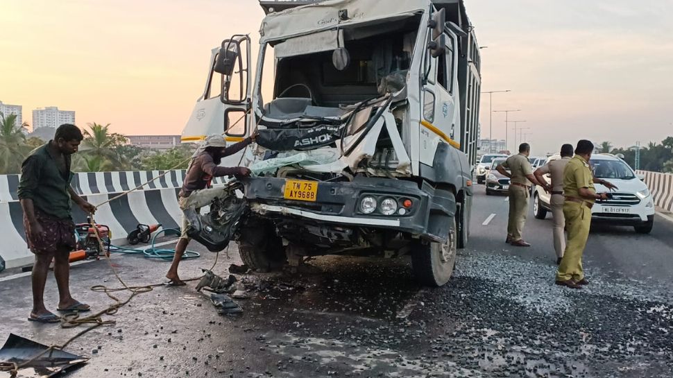 Accident: കഴക്കൂട്ടം എലിവേറ്റഡ് ഹൈവേയിൽ ലോറികൾ കൂട്ടിയിടിച്ചു; ഡ്രൈവർ ലോറിയിൽ കുടുങ്ങി Accident: കഴക്കൂട്ടം എലിവേറ്റഡ് ഹൈവേയിൽ ലോറികൾ കൂട്ടിയിടിച്ചു; ഡ്രൈവർ ലോറിയിൽ കുടുങ്ങി