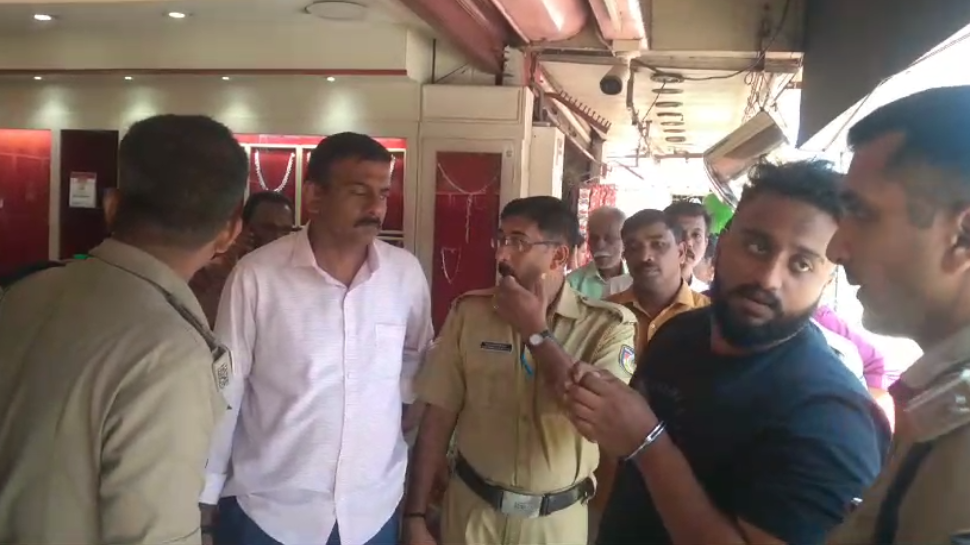 Nedumangad Jewellery Theft: നെടുമങ്ങാട് ജ്വല്ലറി മോഷണം; പ്രായപൂർത്തിയാകാത്തവർ ഉൾപ്പെടെയുള്ള പ്രതികൾ പിടിയിൽ Nedumangad Jewellery Theft: നെടുമങ്ങാട് ജ്വല്ലറി മോഷണം; പ്രായപൂർത്തിയാകാത്തവർ ഉൾപ്പെടെയുള്ള പ്രതികൾ പിടിയിൽ