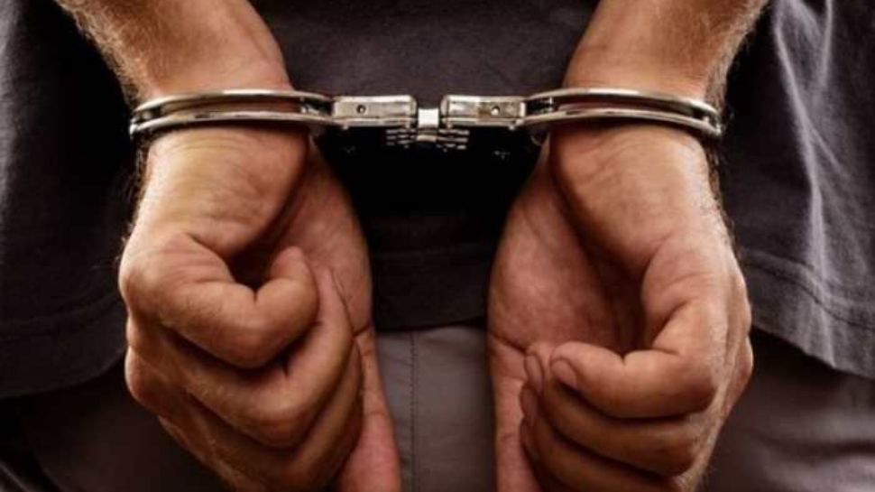 ഇന്ത്യയിലേക്ക് അതിർത്തിയിലൂടെ ആയുധക്കടത്ത്: വിരമിച്ച സൈനികൻ അറസ്റ്റിൽ ഇന്ത്യയിലേക്ക് അതിർത്തിയിലൂടെ ആയുധക്കടത്ത്: വിരമിച്ച സൈനികൻ അറസ്റ്റിൽ