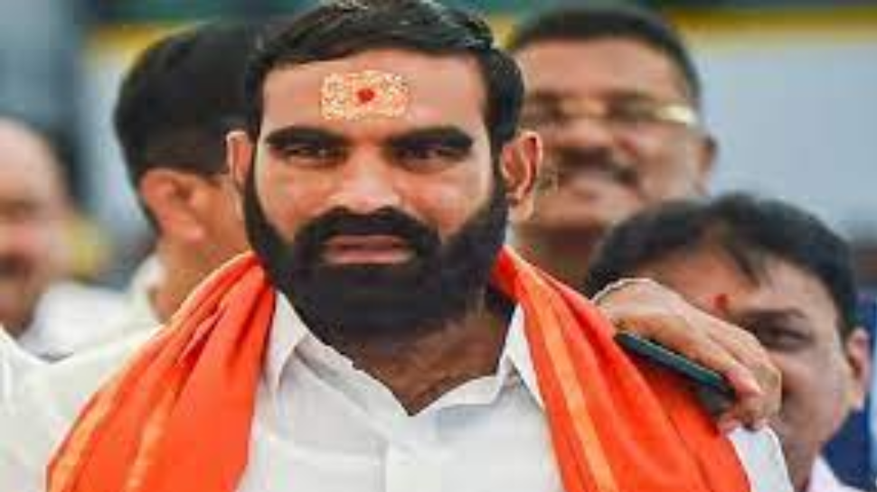 Santosh Bangar: അച്ഛനമ്മമാർ എനിക്ക് വോട്ട് ചെയ്തില്ലെങ്കിൽ നിരാഹാരം കിടക്കണം’; കുട്ടികളോടുള്ള ശിവസേന എംഎൽഎയുടെ ആഹ്വാനം വിവാദത്തിൽ Santosh Bangar: അച്ഛനമ്മമാർ എനിക്ക് വോട്ട് ചെയ്തില്ലെങ്കിൽ നിരാഹാരം കിടക്കണം’; കുട്ടികളോടുള്ള ശിവസേന എംഎൽഎയുടെ ആഹ്വാനം വിവാദത്തിൽ