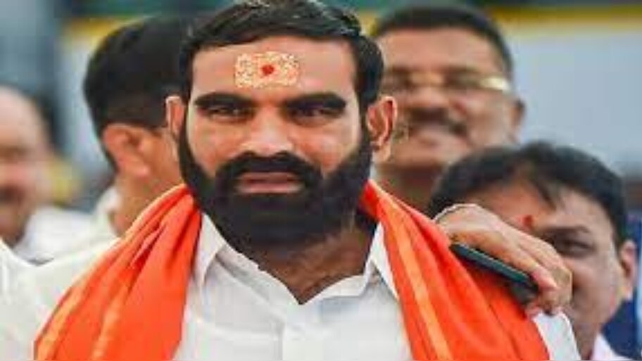 Santosh Bangar: അച്ഛനമ്മമാർ എനിക്ക് വോട്ട് ചെയ്തില്ലെങ്കിൽ നിരാഹാരം കിടക്കണം’; കുട്ടികളോടുള്ള ശിവസേന എംഎൽഎയുടെ ആഹ്വാനം വിവാദത്തിൽ