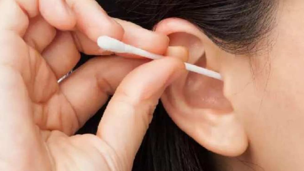 Ear Cleaning: ദിവസവും ചെവി വൃത്തിയാക്കുന്നവരാണോ നിങ്ങൾ.... ഇത് ഗുണത്തിന് പകരം നൽകുക ദോഷം Ear Cleaning: ദിവസവും ചെവി വൃത്തിയാക്കുന്നവരാണോ നിങ്ങൾ.... ഇത് ഗുണത്തിന് പകരം നൽകുക ദോഷം