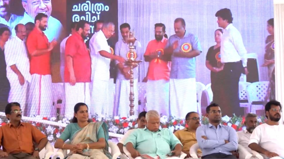 CM Pinarayi Vijayan: കേന്ദ്രം കേരളത്തോട് സ്വീകരിക്കുന്നത് ഭരണഘടനാ വിരുദ്ധ നിലപാടെന്ന് മുഖ്യമന്ത്രി പിണറായി വിജയൻ CM Pinarayi Vijayan: കേന്ദ്രം കേരളത്തോട് സ്വീകരിക്കുന്നത് ഭരണഘടനാ വിരുദ്ധ നിലപാടെന്ന് മുഖ്യമന്ത്രി പിണറായി വിജയൻ