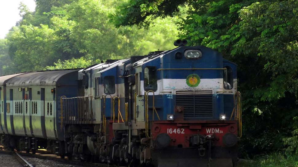 Railway Fare Cut: പ്രതിദിന ട്രെയിൻ യാത്രക്കാർക്ക് നേട്ടം!! നിരക്ക് വെട്ടിക്കുറച്ച് ഇന്ത്യന് റെയിൽവേ Railway Fare Cut: പ്രതിദിന ട്രെയിൻ യാത്രക്കാർക്ക് നേട്ടം!! നിരക്ക് വെട്ടിക്കുറച്ച് ഇന്ത്യന് റെയിൽവേ