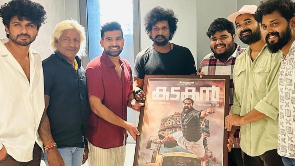 Kadakan Movie: പൊടി പാറുന്ന അടി, 'കടകൻ'ന്റെ പോസ്റ്റർ റിലീസ് ചെയ്തു Kadakan Movie: പൊടി പാറുന്ന അടി, 'കടകൻ'ന്റെ പോസ്റ്റർ റിലീസ് ചെയ്തു