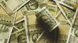 ആലുവ - എറണാകുളം ദേശീയപാതയിൽ നോട്ട് മഴ! 500ന്റെ നോട്ടുകൾ വാരിക്കൂട്ടി നാട്ടുകാർ