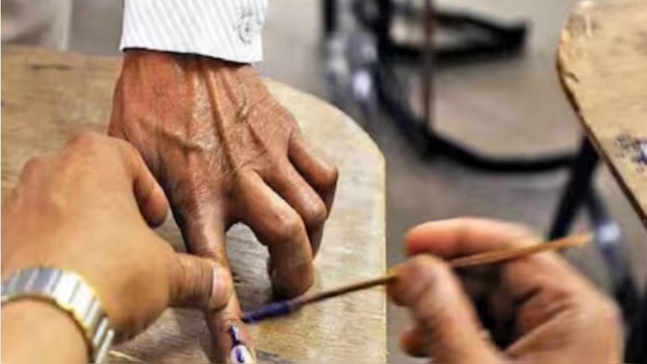 Lok Sabha Election 2024 : വോട്ടേഴ്സ് ഐഡി കാർഡില്ലെങ്കിലും നിങ്ങൾക്ക് വോട്ട് ചെയ്യാം; ഈ രേഖകളിൽ ഒന്ന് കൈയ്യിൽ ഉണ്ടായാൽ മതി
