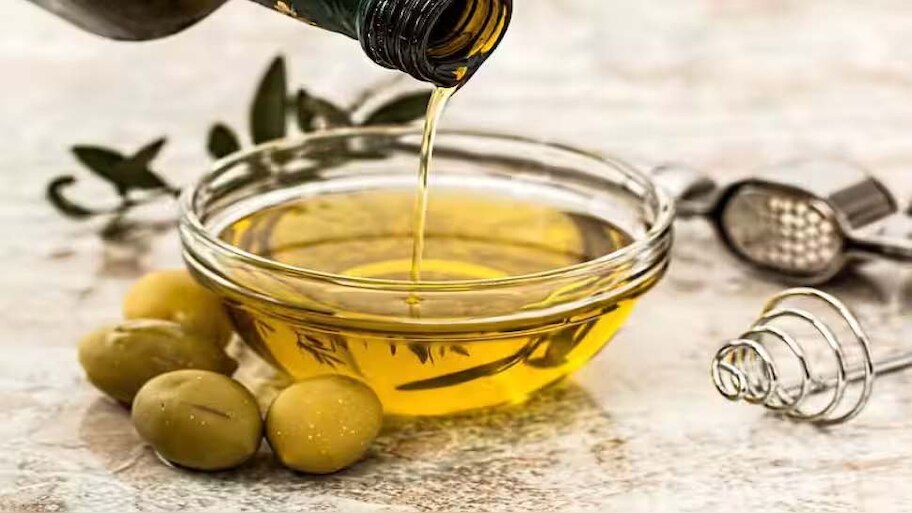 Olive Oil Benefits: കൊളസ്‌ട്രോൾ കുറയ്ക്കും ഒലിവ് ഓയില്‍, വിദേശി എങ്കിലും ഗുണങ്ങള്‍ ഏറെ!!
