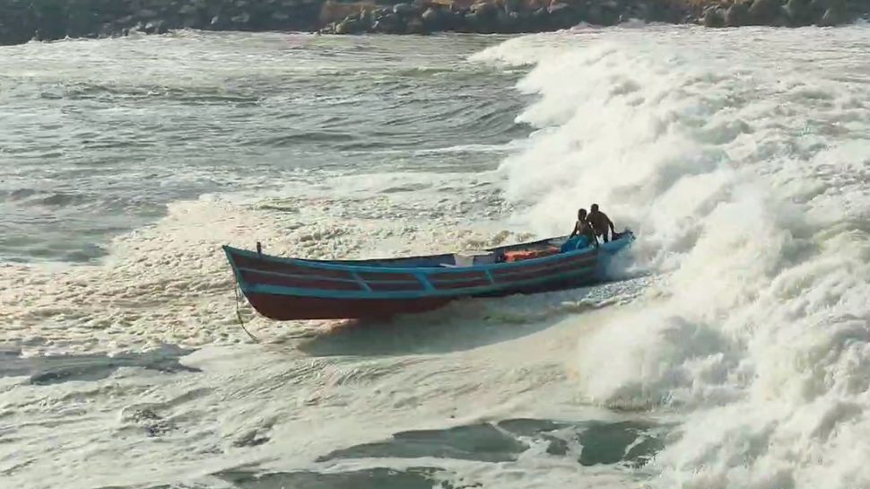 Sea Erosion: മുതലപ്പൊഴിയില് വീണ്ടും വള്ളം മറിഞ്ഞു; ഒരാള്ക്ക് കടലിലേക്ക് തെറിച്ചുവീണ് തലയ്ക്ക് പരിക്ക്, അഞ്ച് പേരെ രക്ഷിച്ചു Sea Erosion: മുതലപ്പൊഴിയില് വീണ്ടും വള്ളം മറിഞ്ഞു; ഒരാള്ക്ക് കടലിലേക്ക് തെറിച്ചുവീണ് തലയ്ക്ക് പരിക്ക്, അഞ്ച് പേരെ രക്ഷിച്ചു