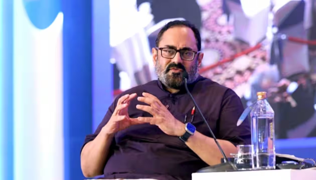 Rajeev Chandrasekhar: ഭരണപരമായ പദവി ദുരുപയോഗം ചെയ്തു; രാജീവ് ചന്ദ്രശേഖറിനെതിരെ പരാതി Rajeev Chandrasekhar: ഭരണപരമായ പദവി ദുരുപയോഗം ചെയ്തു; രാജീവ് ചന്ദ്രശേഖറിനെതിരെ പരാതി