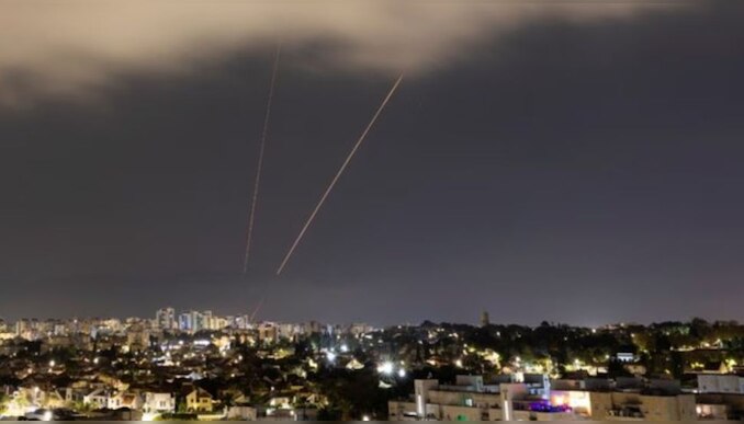 Iran Israel conflict: ഇസ്രയേലിന് നേരെ ബാലിസ്റ്റിക് മിസൈൽ തൊടുത്ത് ഇറാൻ; ഇസ്രായേലിലെ ഇന്ത്യക്കാർക്ക് ജാഗ്രത നിർദ്ദേശം