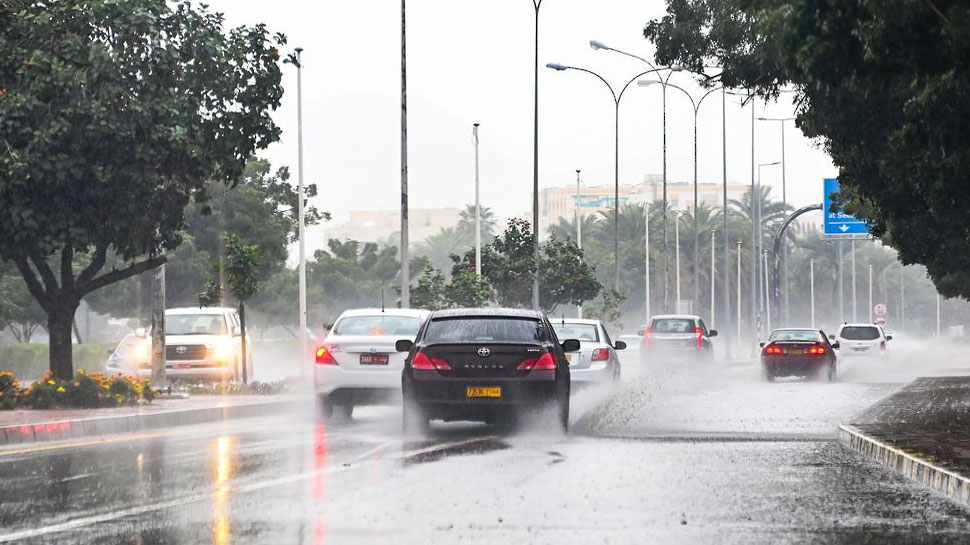 Oman Weather Updates: കനത്ത മഴയും കാറ്റും; ഒമാനിൽ സ്കൂളുകള്ക്ക് നാളെ അവധി Oman Weather Updates: കനത്ത മഴയും കാറ്റും; ഒമാനിൽ സ്കൂളുകള്ക്ക് നാളെ അവധി