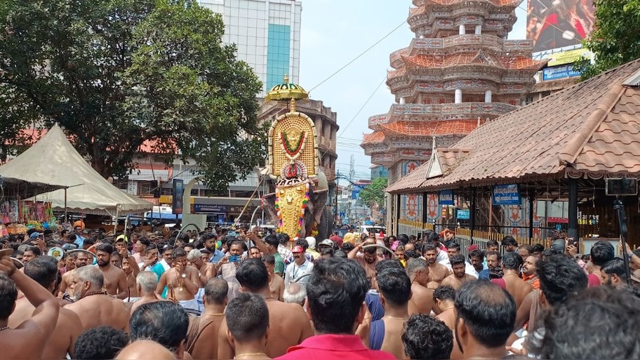 Thrissur Pooram Vilambaram: തൃശ്ശൂർ പൂരം വിളംബരം ചെയ്തു,  എറണാകുളം ശിവകുമാറിൻറെ പുറത്തേറി നെയ്തലക്കാവ് ഭഗവതി