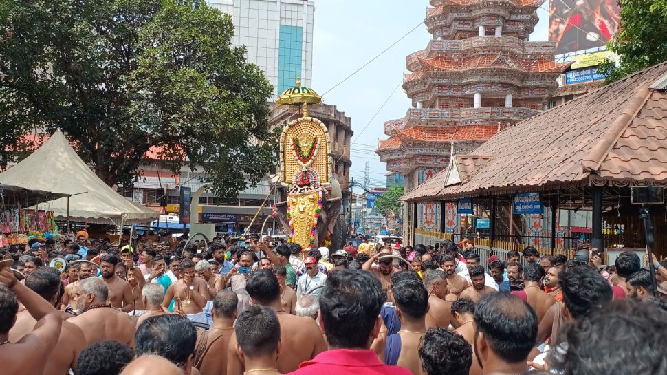 Thrissur Pooram Vilambaram: തൃശ്ശൂർ പൂരം വിളംബരം ചെയ്തു, എറണാകുളം ശിവകുമാറിൻറെ പുറത്തേറി നെയ്തലക്കാവ് ഭഗവതി Thrissur Pooram Vilambaram: തൃശ്ശൂർ പൂരം വിളംബരം ചെയ്തു, എറണാകുളം ശിവകുമാറിൻറെ പുറത്തേറി നെയ്തലക്കാവ് ഭഗവതി