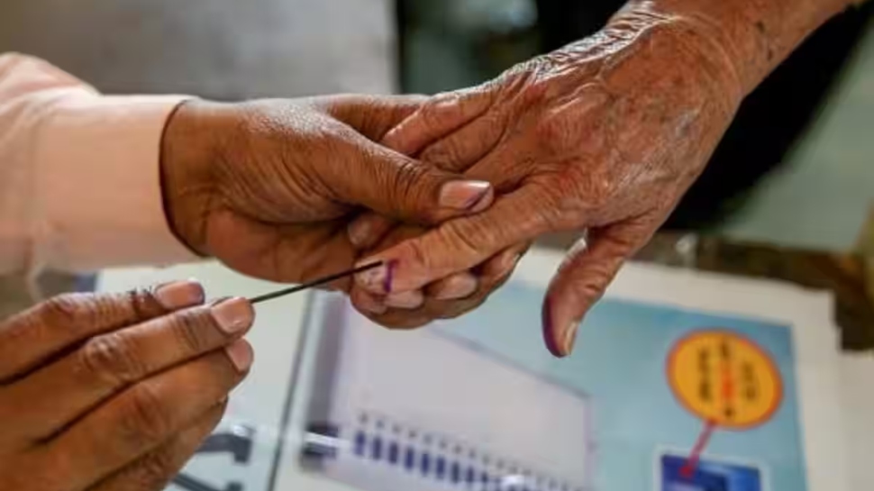 Vote at home: വീട്ടിലെത്തി വോട്ട്: രഹസ്യ സ്വഭാവം കാക്കുന്നതിൽ വീഴ്ച, പോളിംഗ് ഉദ്യോഗസ്ഥർക്ക് സസ്പെൻഷൻ Vote at home: വീട്ടിലെത്തി വോട്ട്: രഹസ്യ സ്വഭാവം കാക്കുന്നതിൽ വീഴ്ച, പോളിംഗ് ഉദ്യോഗസ്ഥർക്ക് സസ്പെൻഷൻ