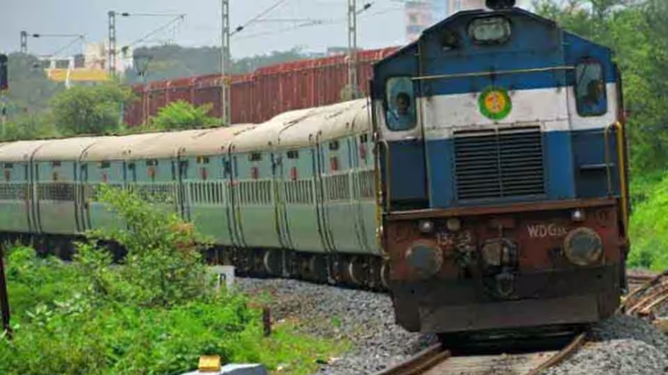 Special Train in Election Day: വോട്ട് ചെയ്യണോ? ട്രെയിനില്ലെന്ന ടെൻഷൻ വേണ്ട...! തിരഞ്ഞെടുപ്പ് ദിവസം സ്പെഷ്യൽ ട്രെയിൻ അനുവധിച്ച് റെയിൽവേ Special Train in Election Day: വോട്ട് ചെയ്യണോ? ട്രെയിനില്ലെന്ന ടെൻഷൻ വേണ്ട...! തിരഞ്ഞെടുപ്പ് ദിവസം സ്പെഷ്യൽ ട്രെയിൻ അനുവധിച്ച് റെയിൽവേ
