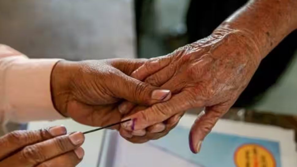 Lok Sabha Election: ലോക്സഭ തെരഞ്ഞെടുപ്പിൽ തെരഞ്ഞെടുപ്പ് തിരിച്ചറിയൽ രേഖയില്ലാത്തവർക്കും വോട്ട് രേഖപ്പെടുത്താം; തിരിച്ചറിയൽ രേഖയായി ഇവ ഉപയോഗിക്കാം Lok Sabha Election: ലോക്സഭ തെരഞ്ഞെടുപ്പിൽ തെരഞ്ഞെടുപ്പ് തിരിച്ചറിയൽ രേഖയില്ലാത്തവർക്കും വോട്ട് രേഖപ്പെടുത്താം; തിരിച്ചറിയൽ രേഖയായി ഇവ ഉപയോഗിക്കാം