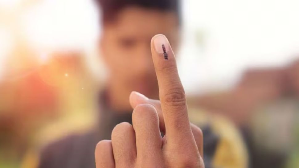 Lok Sabha Election 2024: കന്നിവോട്ടര്മാരുടെ ശ്രദ്ധയ്ക്ക്; വോട്ട് ചെയ്യേണ്ടത് ഇങ്ങിനെ Lok Sabha Election 2024: കന്നിവോട്ടര്മാരുടെ ശ്രദ്ധയ്ക്ക്; വോട്ട് ചെയ്യേണ്ടത് ഇങ്ങിനെ