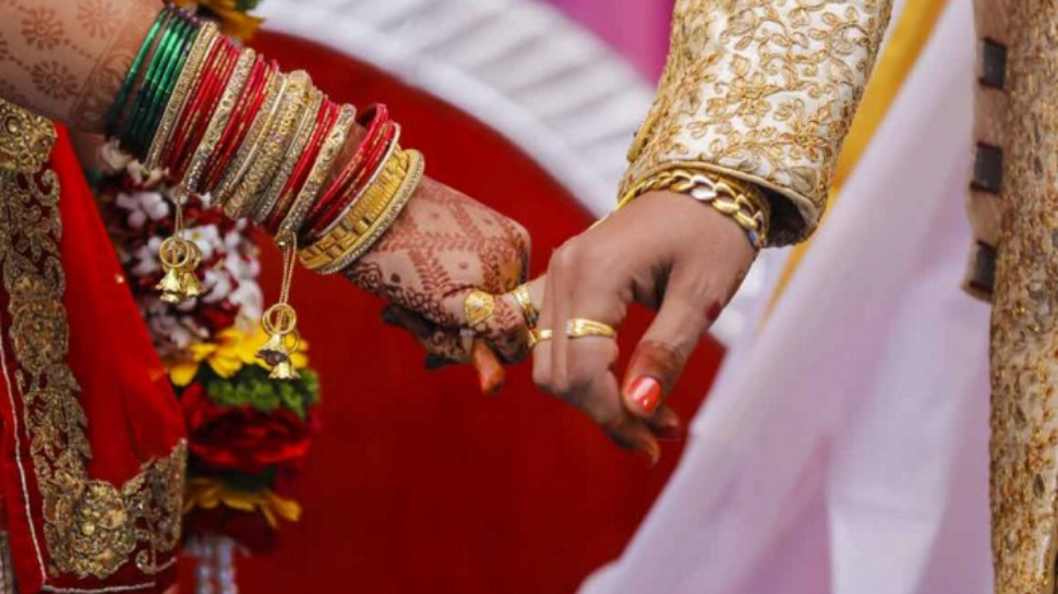UP Marriage News: അറിയില്ലെങ്കിൽ പഠിച്ചോളൂ ഇല്ലെങ്കിൽ പണി പാളും...! വരൻ രണ്ടിന്റെ ഗുണന പട്ടിക പറഞ്ഞില്ല; വധു ചെയ്തത്... UP Marriage News: അറിയില്ലെങ്കിൽ പഠിച്ചോളൂ ഇല്ലെങ്കിൽ പണി പാളും...! വരൻ രണ്ടിന്റെ ഗുണന പട്ടിക പറഞ്ഞില്ല; വധു ചെയ്തത്...