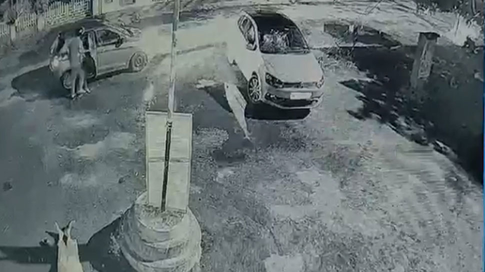 Gangster Attack: ചൊവ്വര കൊണ്ടോട്ടിയിൽ ഗുണ്ടാ ആക്രമണം; മുൻ പഞ്ചായത്തംഗം ഉൾപ്പടെയുള്ളവർക്ക് പരിക്ക് Gangster Attack: ചൊവ്വര കൊണ്ടോട്ടിയിൽ ഗുണ്ടാ ആക്രമണം; മുൻ പഞ്ചായത്തംഗം ഉൾപ്പടെയുള്ളവർക്ക് പരിക്ക്