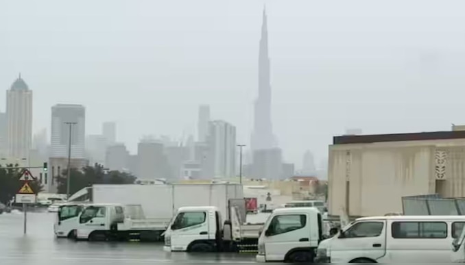 UAE rain: യുഎഇയിൽ കനത്ത മഴ; ദുബായിൽ 13 വിമാനങ്ങള്‍ റദ്ദാക്കി, അഞ്ച് വിമാനങ്ങള്‍ വഴി തിരിച്ചുവിട്ടു
