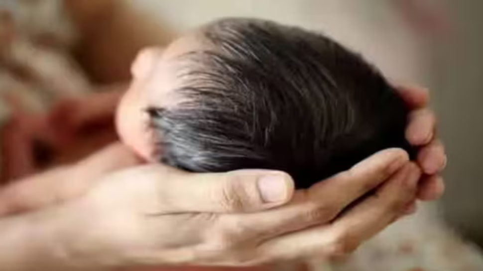 woman gave birth to a baby in a hostel: എറണാകുളത്ത് ഹോസ്റ്റലിലെ ശുചിമുറിയിൽ യുവതി കുഞ്ഞിന് ജന്മം നൽകി woman gave birth to a baby in a hostel: എറണാകുളത്ത് ഹോസ്റ്റലിലെ ശുചിമുറിയിൽ യുവതി കുഞ്ഞിന് ജന്മം നൽകി