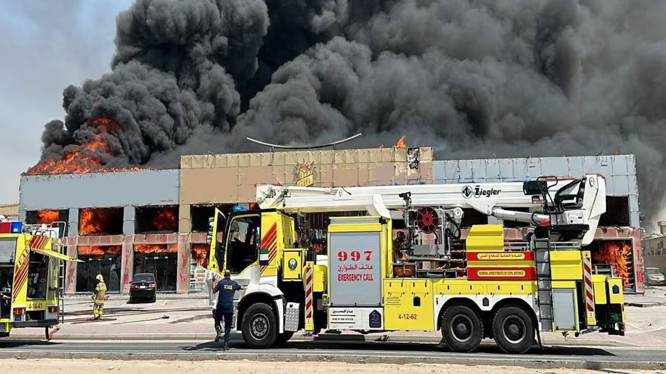 Ajman Fire Incident: അജ്മാനിൽ സ്ത്രീയെ കുത്തിക്കൊലപ്പെടുത്തിയ ശേഷം കടയ്ക്ക് തീയിട്ട യുവാവ് പിടിയിൽ Ajman Fire Incident: അജ്മാനിൽ സ്ത്രീയെ കുത്തിക്കൊലപ്പെടുത്തിയ ശേഷം കടയ്ക്ക് തീയിട്ട യുവാവ് പിടിയിൽ