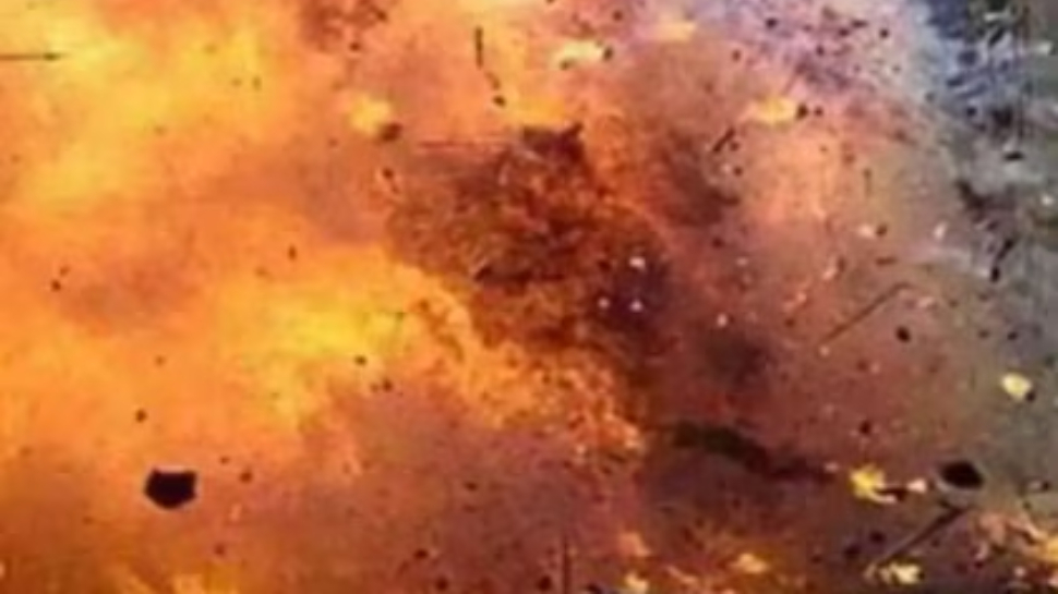 Bomb blast: കണ്ണൂരിൽ പോലീസ് വാഹനത്തിന് മുന്നിലേക്ക് ബോംബെറിഞ്ഞു Bomb blast: കണ്ണൂരിൽ പോലീസ് വാഹനത്തിന് മുന്നിലേക്ക് ബോംബെറിഞ്ഞു