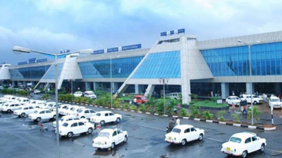 Flight Service: മോശം കാലാവസ്ഥ; കരിപ്പൂർ അന്താരാഷ്ട്ര വിമാനത്താവളത്തിൽ വിമാനങ്ങൾക്ക് നിയന്ത്രണം Flight Service: മോശം കാലാവസ്ഥ; കരിപ്പൂർ അന്താരാഷ്ട്ര വിമാനത്താവളത്തിൽ വിമാനങ്ങൾക്ക് നിയന്ത്രണം