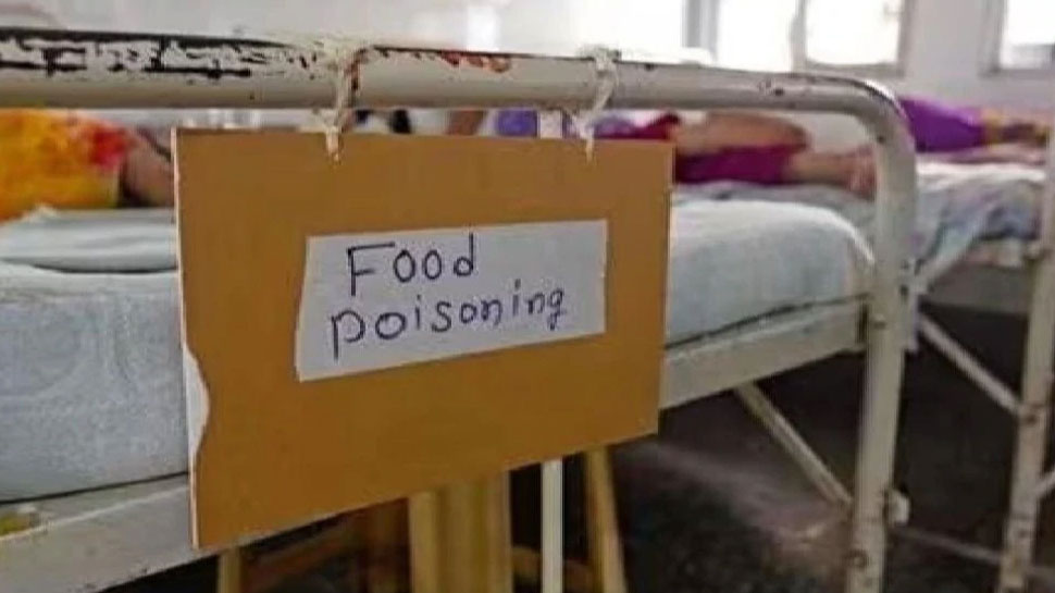 Food Poison: ക്ഷേത്രത്തിലെ പ്രസാദം കഴിച്ച് മഹാരാഷ്ട്രയിൽ 90 പേർക്ക് ഭക്ഷ്യവിഷബാധ Food Poison: ക്ഷേത്രത്തിലെ പ്രസാദം കഴിച്ച് മഹാരാഷ്ട്രയിൽ 90 പേർക്ക് ഭക്ഷ്യവിഷബാധ