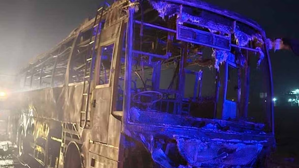 Haryana Bus Accident: ഹരിയാനയിൽ തീർത്ഥാടക സംഘം സഞ്ചരിച്ച ബസിന് തീപിടിച്ചു; 8 പേർ വെന്തുമരിച്ചു Haryana Bus Accident: ഹരിയാനയിൽ തീർത്ഥാടക സംഘം സഞ്ചരിച്ച ബസിന് തീപിടിച്ചു; 8 പേർ വെന്തുമരിച്ചു