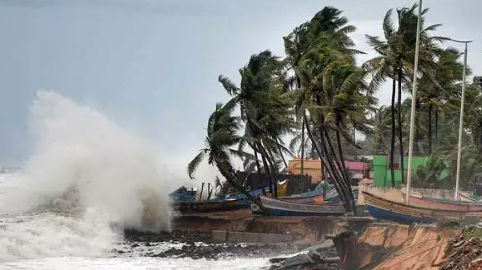 Kerala Rain Alert: തെക്കൻ കേരളത്തിന് മുകളിൽ ചക്രവാതച്ചുഴി; മഴ ശക്തമാകും, രണ്ട് ജില്ലകളിൽ റെഡ് അലർട്ട് Kerala Rain Alert: തെക്കൻ കേരളത്തിന് മുകളിൽ ചക്രവാതച്ചുഴി; മഴ ശക്തമാകും, രണ്ട് ജില്ലകളിൽ റെഡ് അലർട്ട്