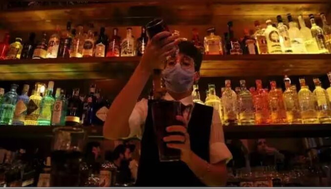 Bar Owners Bribe Controversy: സഹകരിച്ചില്ലെങ്കിൽ നാശം! മദ്യനയത്തിൽ ഇളവ് ലഭിക്കാൻ ബാറുടമകൾ കോഴ നൽകണം; ശബ്ദ സന്ദേശം പുറത്ത്