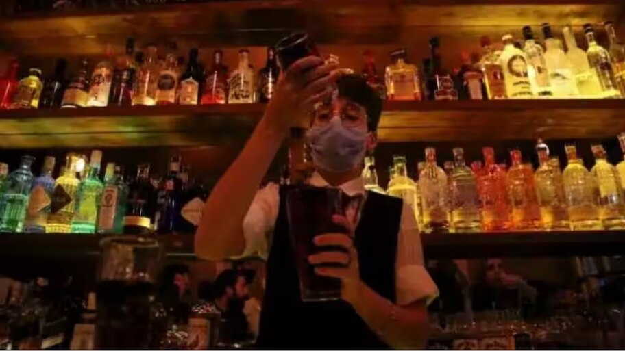 Bar Owners Bribe Controversy: സഹകരിച്ചില്ലെങ്കിൽ നാശം! മദ്യനയത്തിൽ ഇളവ് ലഭിക്കാൻ ബാറുടമകൾ കോഴ നൽകണം; ശബ്ദ സന്ദേശം പുറത്ത്