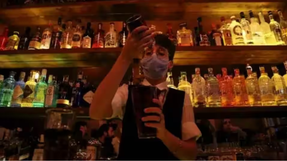 Bar Owners Bribe Controversy: സഹകരിച്ചില്ലെങ്കിൽ നാശം! മദ്യനയത്തിൽ ഇളവ് ലഭിക്കാൻ ബാറുടമകൾ കോഴ നൽകണം; ശബ്ദ സന്ദേശം പുറത്ത് Bar Owners Bribe Controversy: സഹകരിച്ചില്ലെങ്കിൽ നാശം! മദ്യനയത്തിൽ ഇളവ് ലഭിക്കാൻ ബാറുടമകൾ കോഴ നൽകണം; ശബ്ദ സന്ദേശം പുറത്ത്
