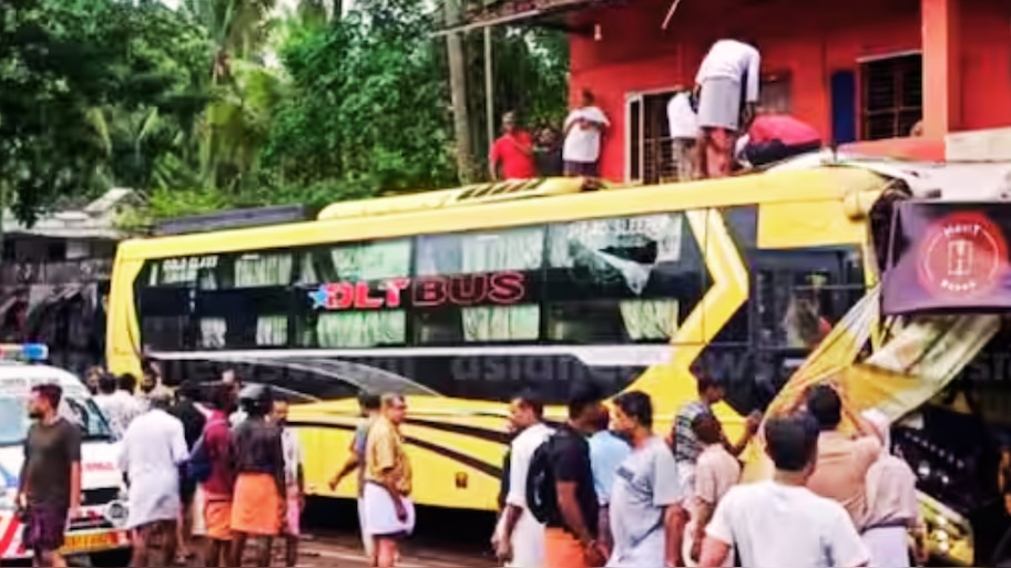 Bus Accident: കോഴിക്കോട് ടൂറിസ്റ്റ് ബസ്സ് നിയന്ത്രണം വിട്ട് കടയിലേക്ക് ഇടിച്ചു കയറി; 10 പേർക്ക് പരിക്ക്