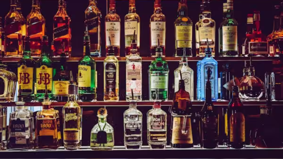 Bar Owners Bribe Controversy: ഡ്രൈ ഡേ വേണ്ടെന്ന തീരുമാനം നടപ്പിലാക്കില്ല; ബാറുകൾക്ക് ഇളവ് നൽകാനുള്ള നീക്കം ഉപേക്ഷിക്കാനൊരുങ്ങി സർക്കാർ Bar Owners Bribe Controversy: ഡ്രൈ ഡേ വേണ്ടെന്ന തീരുമാനം നടപ്പിലാക്കില്ല; ബാറുകൾക്ക് ഇളവ് നൽകാനുള്ള നീക്കം ഉപേക്ഷിക്കാനൊരുങ്ങി സർക്കാർ