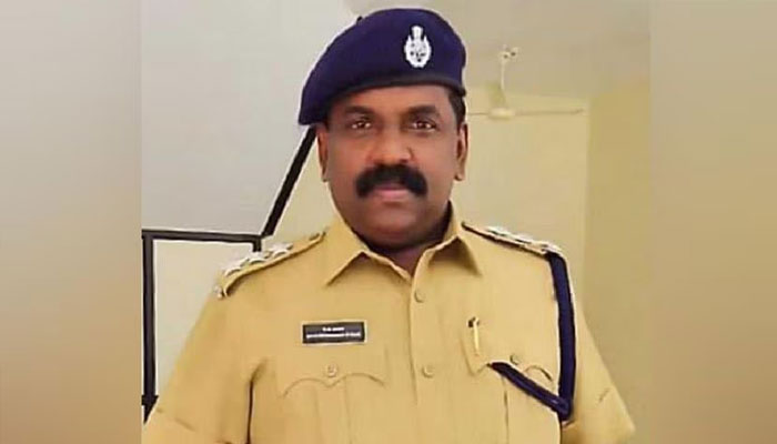 DySP Suspended: ഗുണ്ടയുടെ വീട്ടിൽ വിരുന്നിൽ പങ്കെടുത്ത ഡിവൈഎസ്പി എംജി സാബുവിന് സസ്പെൻഷൻ DySP Suspended: ഗുണ്ടയുടെ വീട്ടിൽ വിരുന്നിൽ പങ്കെടുത്ത ഡിവൈഎസ്പി എംജി സാബുവിന് സസ്പെൻഷൻ