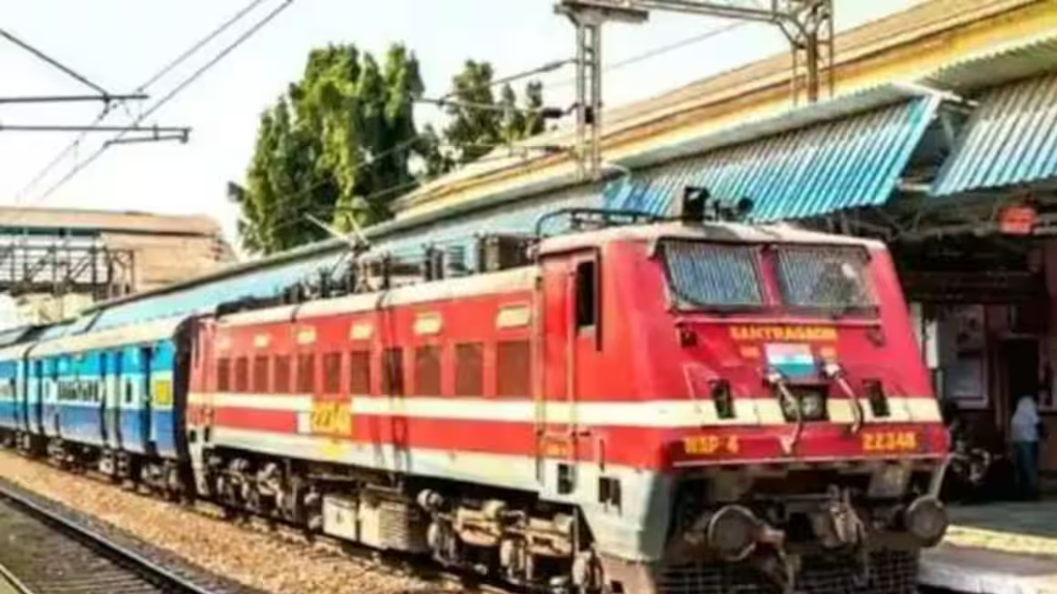 Accident: ആലുവയിൽ ഓടുന്ന ട്രെയിനിൽ നിന്ന് ചാടിയിറങ്ങി: ട്രാക്കിലേക്ക് വീണ യുവാവിന് പരിക്ക് Accident: ആലുവയിൽ ഓടുന്ന ട്രെയിനിൽ നിന്ന് ചാടിയിറങ്ങി: ട്രാക്കിലേക്ക് വീണ യുവാവിന് പരിക്ക്