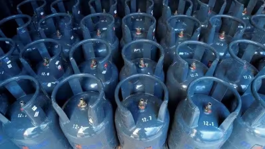 Commercial Gas Cylinder Price: വാണിജ്യ എൽപിജി സിലിണ്ടറിന്റെ വില കുറഞ്ഞു; പുതിയ നിരക്ക് ഇങ്ങനെ...