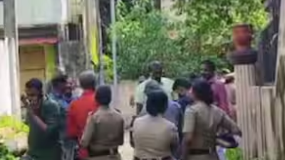 Suicide: നെയ്യാറ്റിൻകരയിൽ മകളെ കൊലപ്പെടുത്താൻ ശ്രമിച്ചശേഷം അമ്മ ജീവനൊടുക്കി Suicide: നെയ്യാറ്റിൻകരയിൽ മകളെ കൊലപ്പെടുത്താൻ ശ്രമിച്ചശേഷം അമ്മ ജീവനൊടുക്കി