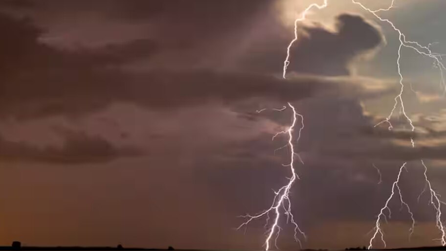 Thunder issue perakam: ശക്തമായ ഇടിമിന്നലിൽ പേരകം മുക്കുട്ടയിലും ആലുംപടിയിലും വ്യാപക നാശനഷ്ടം