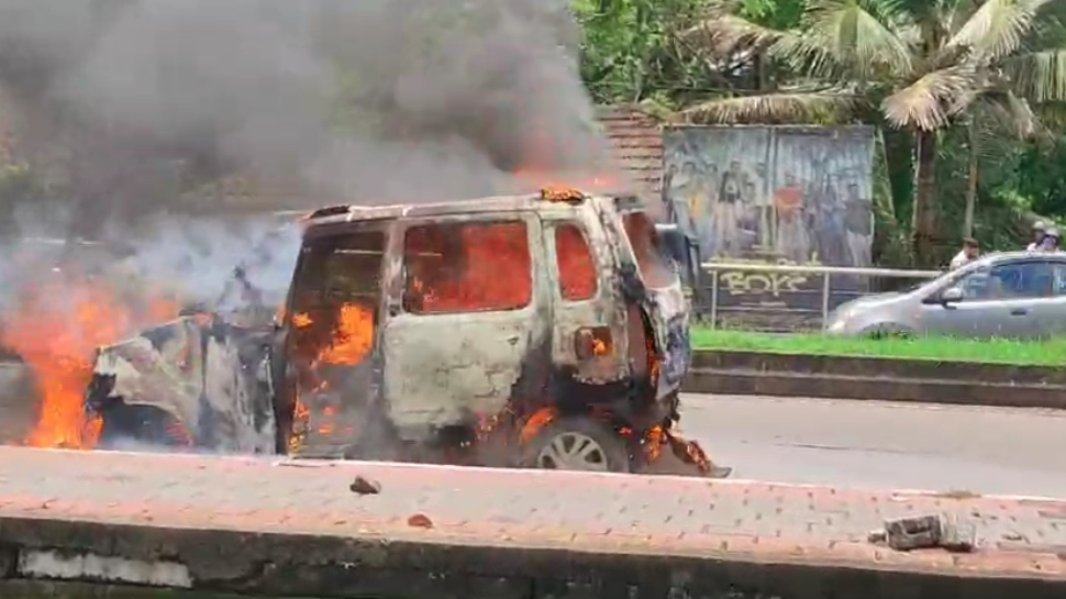Car caught fire: കോഴിക്കോട് ഓടിക്കൊണ്ടിരുന്ന കാറിന് തീപിടിച്ചു; ഡ്രൈവർക്ക് ദാരുണാന്ത്യം Car caught fire: കോഴിക്കോട് ഓടിക്കൊണ്ടിരുന്ന കാറിന് തീപിടിച്ചു; ഡ്രൈവർക്ക് ദാരുണാന്ത്യം