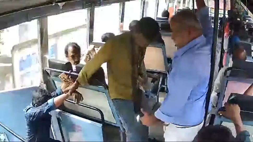 Viral Video: പുറത്തേക്ക് വീഴാൻ പോയ യാത്രക്കാരനെ രക്ഷിച്ച് കണ്ടക്ടർ; ഇത് ദൈവത്തിന്റെ 'കൈ' എന്ന് സോഷ്യൽ മീഡിയ Viral Video: പുറത്തേക്ക് വീഴാൻ പോയ യാത്രക്കാരനെ രക്ഷിച്ച് കണ്ടക്ടർ; ഇത് ദൈവത്തിന്റെ 'കൈ' എന്ന് സോഷ്യൽ മീഡിയ