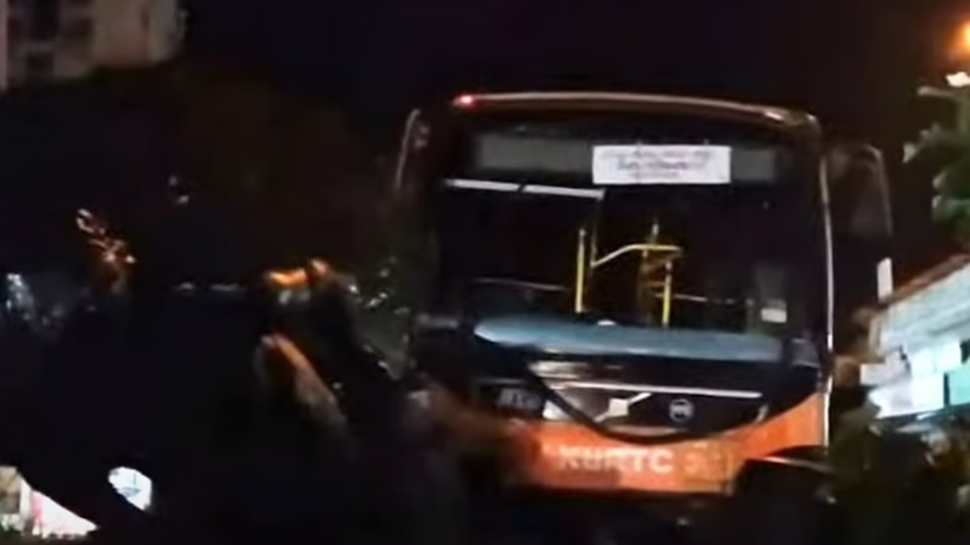 KSRTC: കെഎസ്ആർടിസി ബസ് ഇടിച്ചുകയറി അപകടം; തൃശൂരിലെ ശക്തൻ തമ്പുരാൻ പ്രതിമ തകർന്നു KSRTC: കെഎസ്ആർടിസി ബസ് ഇടിച്ചുകയറി അപകടം; തൃശൂരിലെ ശക്തൻ തമ്പുരാൻ പ്രതിമ തകർന്നു