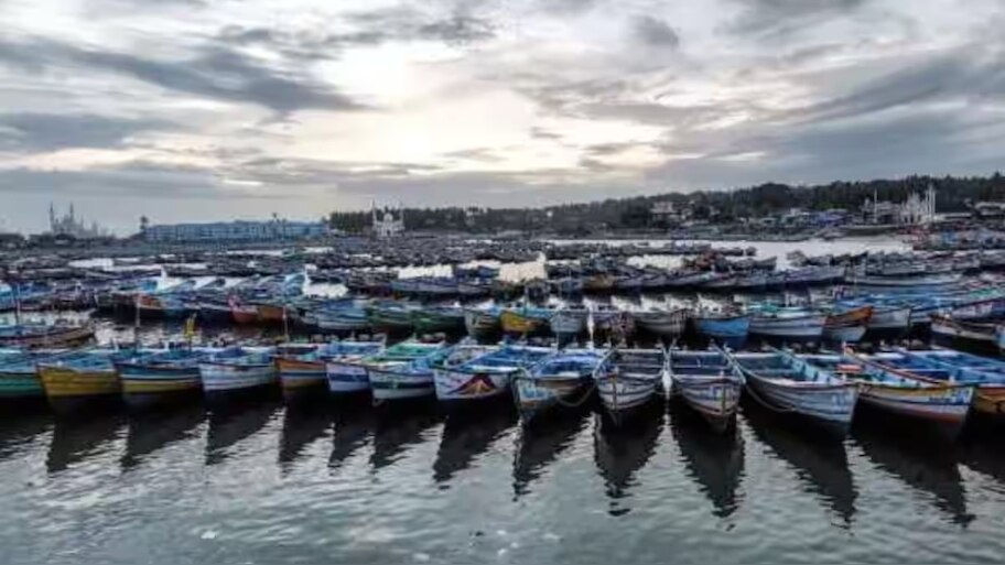 Kerala Trolling ban: ഇന്ന് അർധരാത്രി മുതൽ ട്രോളിങ് നിരോധനം; നിയമം ലംഘിച്ച് മീൻപിടിച്ചാൽ കർശന നടപടി