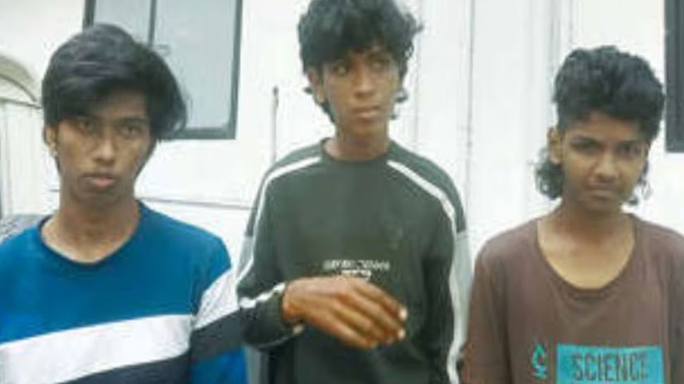 Bike Theft Case: തട്ടുകടയിൽ ചായ കുടിക്കാന് കയറിയ നേരത്ത് ബൈക്ക് മോഷണം; 3 പേർ പിടിയിൽ! Bike Theft Case: തട്ടുകടയിൽ ചായ കുടിക്കാന് കയറിയ നേരത്ത് ബൈക്ക് മോഷണം; 3 പേർ പിടിയിൽ!