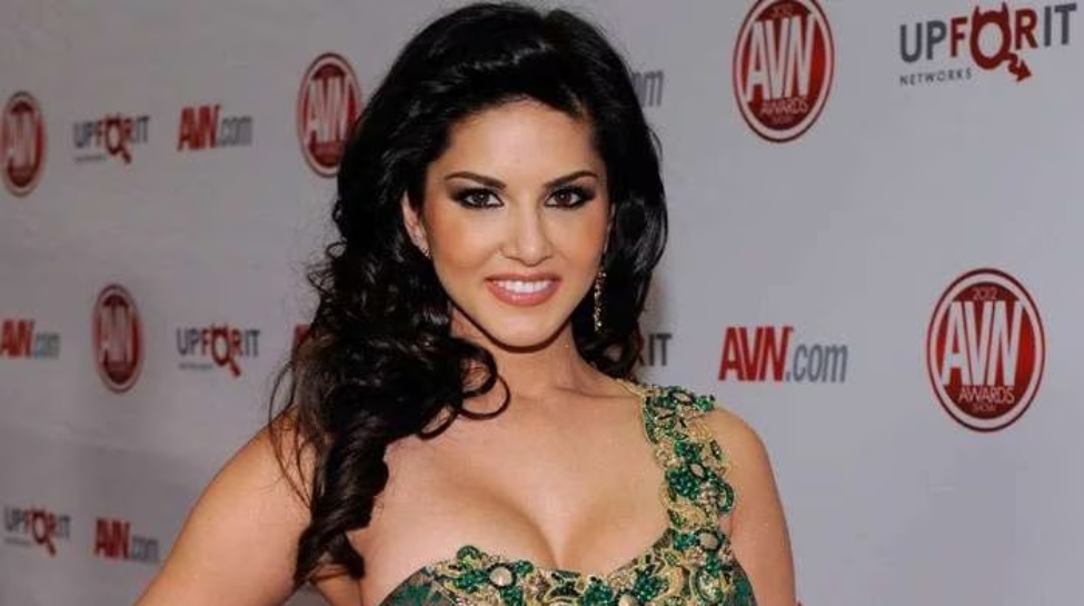 Sunny Leone's Dance Show: കേരള സർവകലാശാലയിൽ സണ്ണി ലിയോണിയുടെ നൃത്തപരിപാടി തടഞ്ഞ് വൈസ് ചാൻസലർ Sunny Leone's Dance Show: കേരള സർവകലാശാലയിൽ സണ്ണി ലിയോണിയുടെ നൃത്തപരിപാടി തടഞ്ഞ് വൈസ് ചാൻസലർ
